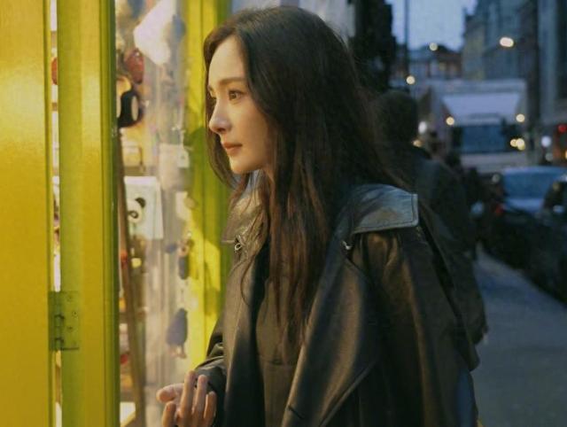 Q魔王松鼠大尾巴当被子盖着睡觉